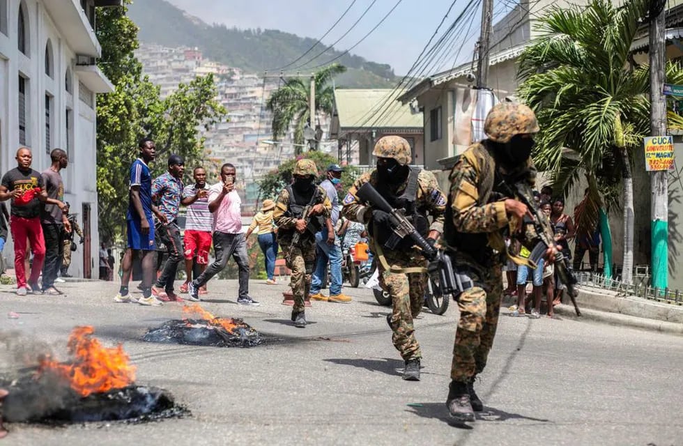Ciudadanos participan en una protesta cerca de la comisaría de policía de Petion Ville después del asesinato del presidente haitiano Jovenel Moïse el 8 de julio de 2021 en Puerto Príncipe, Haití.
