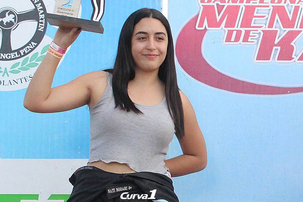 Natali Nodari, plena felicidad tras convertirse en la primera mujer en ser campeona en el karting de asfalto de Mendoza.