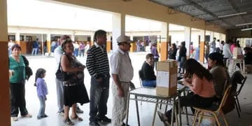 Personas votando en Salta