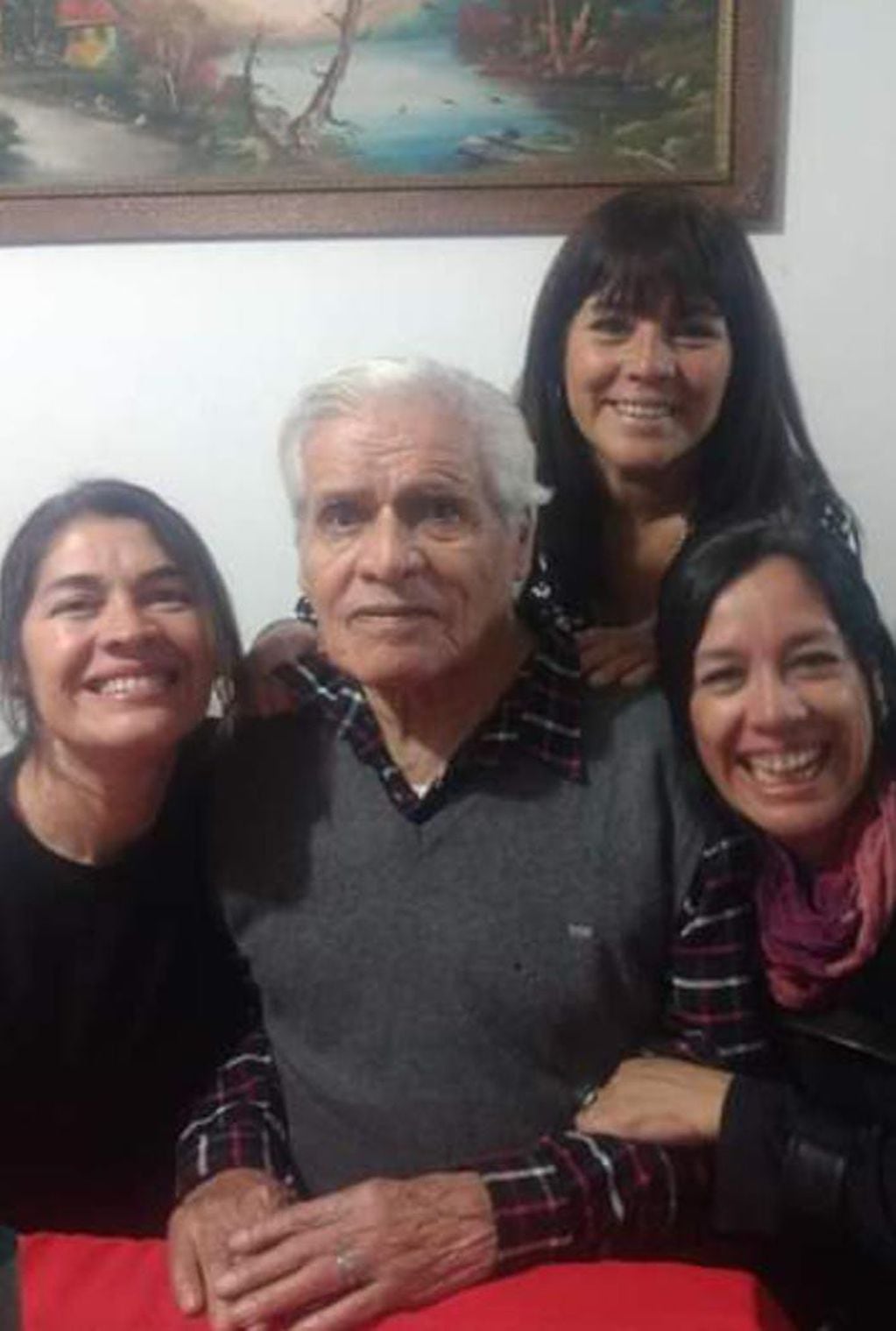 Don Ramón junto a sus tres hijas: Claudia, Dora y Silvana. / Gentileza.