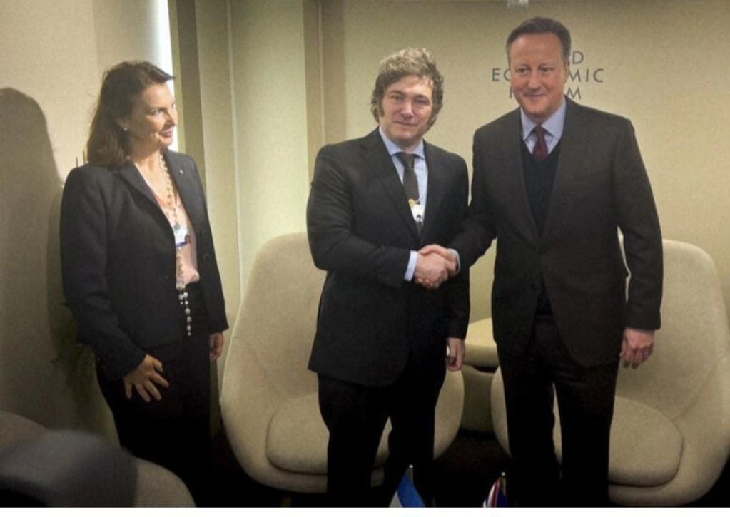 Diana Mondino, el presidente Javier Milei y el canciller británico David Cameron.
