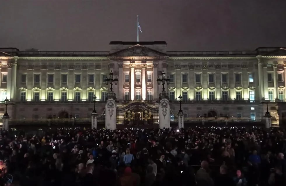 Una multitud se agolpó frente al palacio de Buckingham para despedir a la reina Isabel II de Inglaterra. Foto: EFE