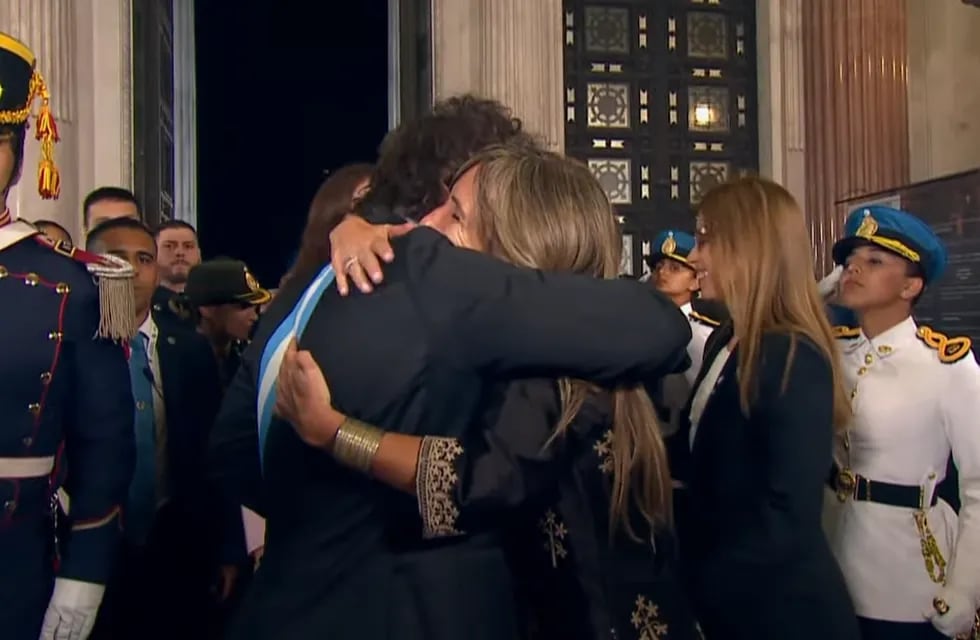 Efusivo abrazo de Milei con Mercedes Llano.