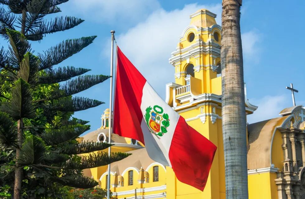 El 28 de julio de 1821, San Martín desde un balcón de la Plaza de Armas proclama la Independencia de Perú, acto de profundo significado histórico.