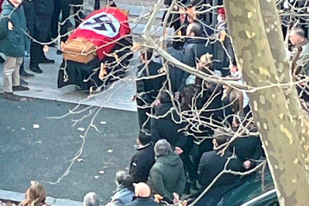 Indignación en Roma por bandera nazi en un funeral católico - Gentileza