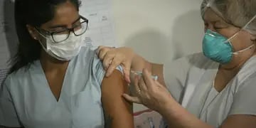 Gisel Videla, la enfermera del hospital Lagomaggiore que fue la primera en recibir la vacuna Sputnik V en el lanzamiento de la campaña