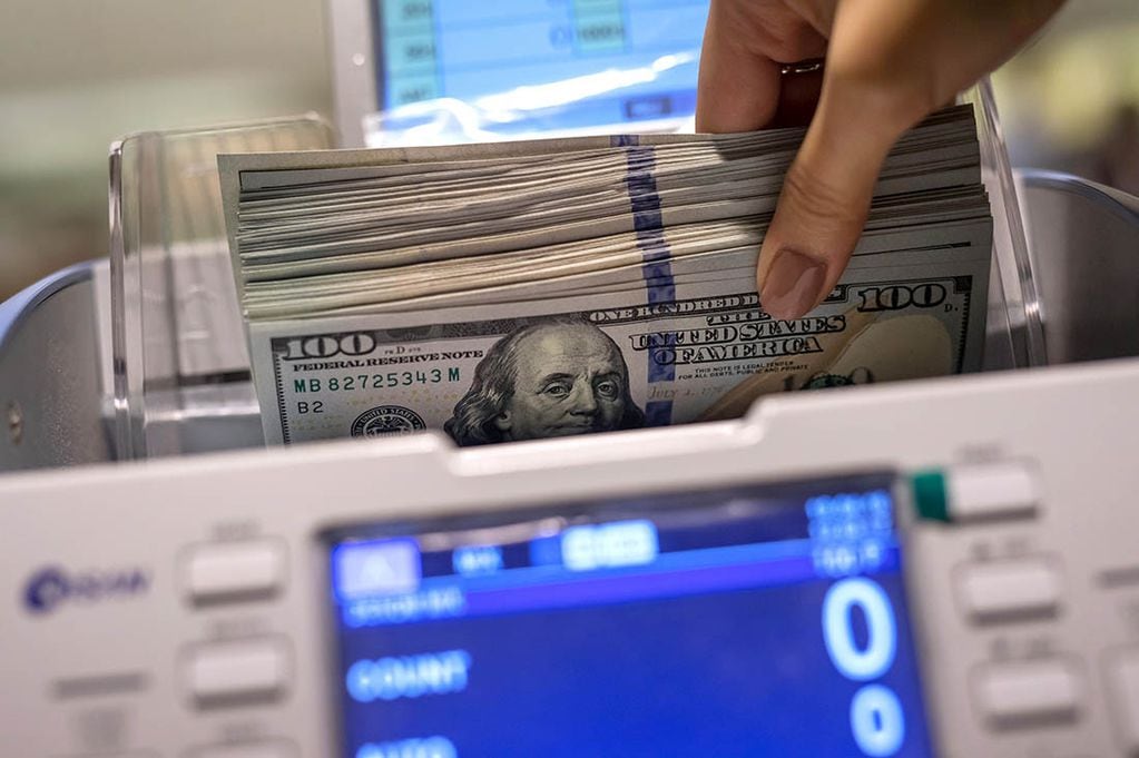 Analistas participantes en el REM proyectan que el dólar alcance los $110, 23 para diciembre de 2021.