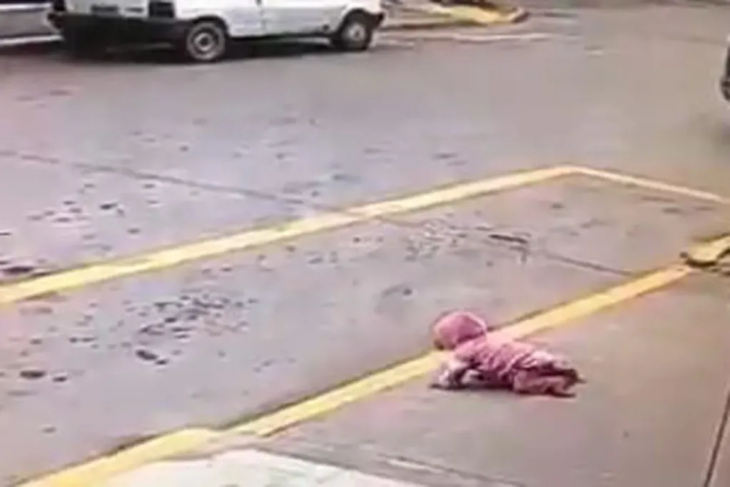 Un vecino que se encontraba estacionando su auto vio a la niña cruzando la calle y salió corriendo para alzarla y rescatarla del peligro inminente. Foto: Web