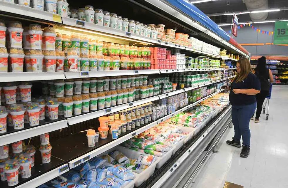 Los precios de los productos que integran la canasta de compras de supermercado aumentaron 238% en promedio en el último año. Foto: José Gutierrez / Los Andes
