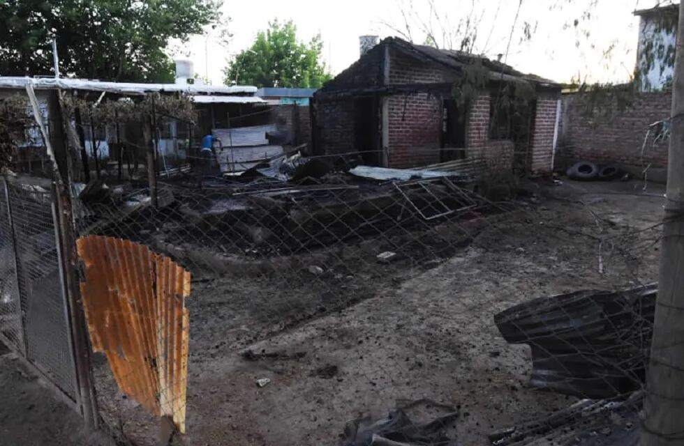La casa del presunto homicida quedó casi en ruinas tras la acción del fuego. Foto: Mariana Villa / Los Andes