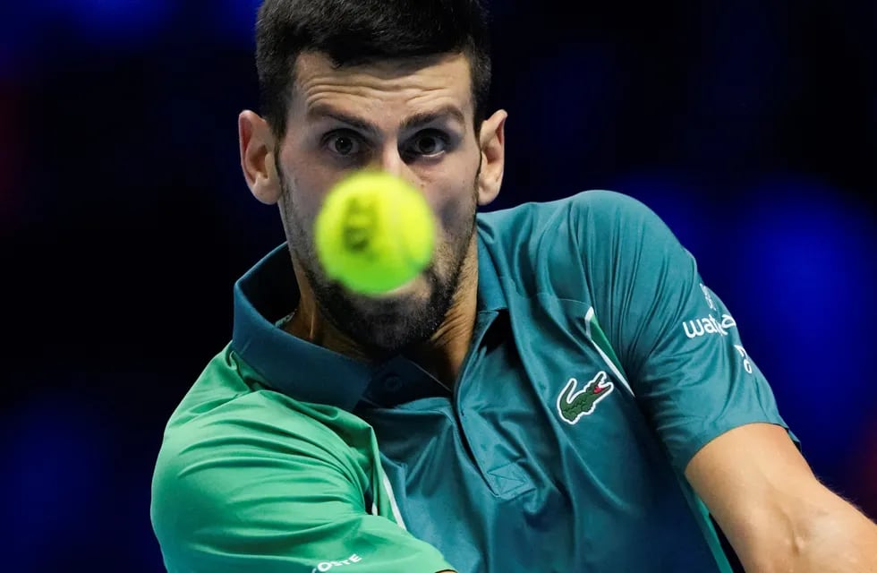 Novak Djokovic, número uno del mundo se impuso al inglés Cameron Norrie por 6/4 y 6/4, y llevó a Serbia a las semifinales de la Copa Davis. (AP)
