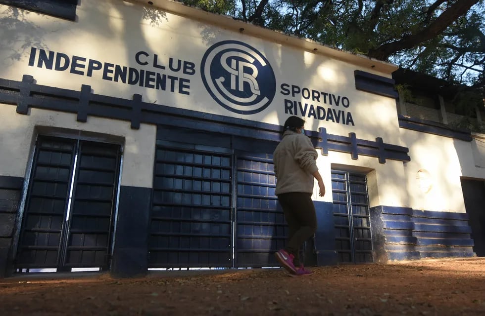 Frente e ingreso a las instalaciones del Club Sportivo Independiente Rivadavia, ubicado en el parque General San Martin de Ciudad. / José Gutiérrez