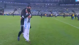 Abrazo Messi y Scaloni