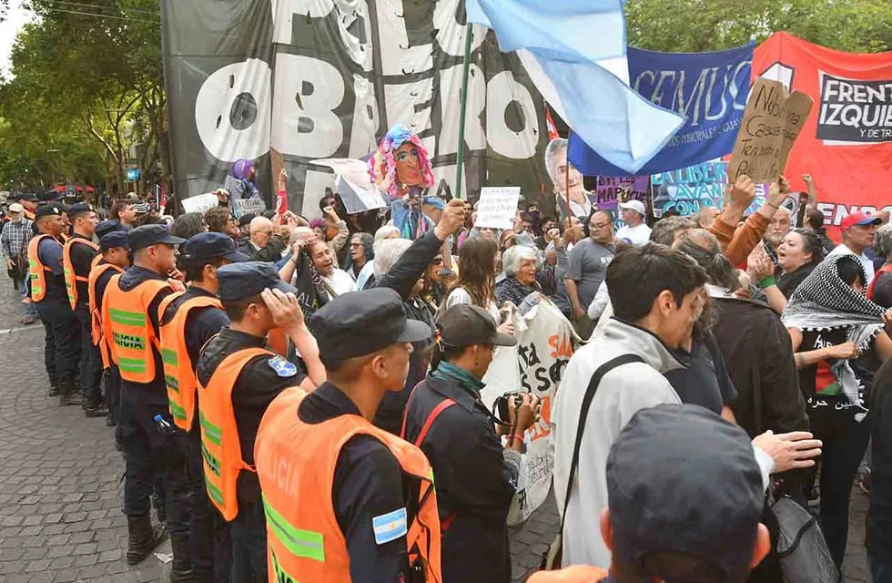 Manifestantes marcharon por las calles del centro de la Ciudad en protesta al gobierno de Javier Milei -  José Gutierrez / Archivo Los Andes