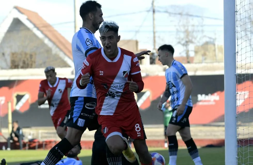 Ezequiel Almirón festeja el segundo gol del Deportivo Maipú ante Racing de Córdoba / Orlando Pelichotti.