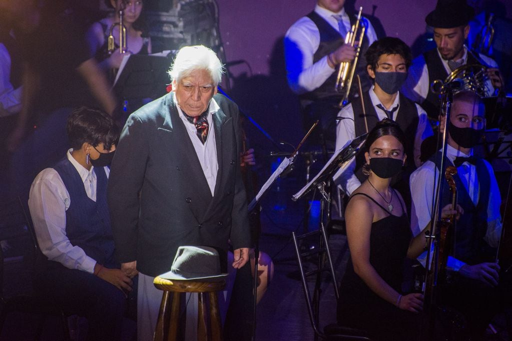 Jorge Fornés encarna al Tango en esta obra escrita por Fernando G. Toledo con tangos intepretados por la Orquesta Escuela de la Municipalidad de General San Martín, que dirige Hugo Arcidiácono.
