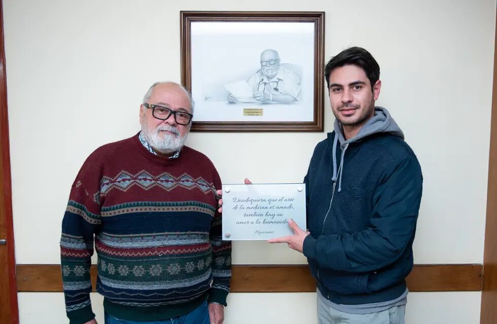 El Dr. Daniel Eliseo Leiva junto al artista Alberto Casteluchi Ponce, creador de su retrato.