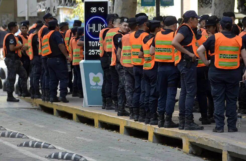 Más de 350 efectivos de la Policía de Mendoza brindarán seguridad en el partido. | Imagen ilustrativa - Orlando Pelichotti / Los Andes