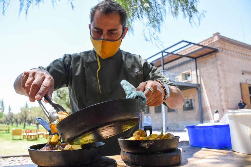 El chef Lucas Bustos en acción, preparando las deliciosas recetas que degustaron los asistentes.