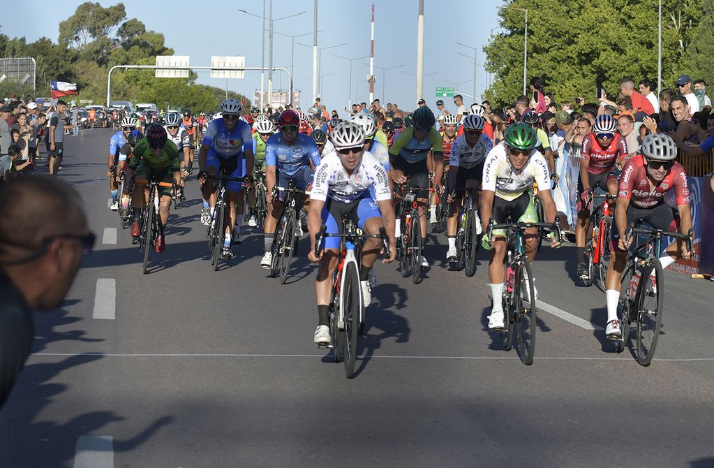 El colombiano Nicolás Paredes se consagró en la 47° edición de la Vuelta Ciclista de Mendoza. / Foto: Orlando Pelichotti