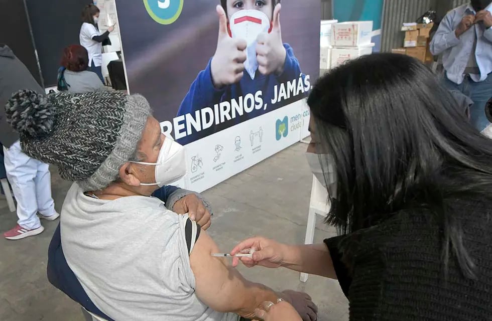 Hoy podrán asistir sin turno al centro de vacunación, las personas de entre 55 y 60 años con número de DNI impar para recibir la segunda dosis. Foto: Orlando Pelichotti / Los Andes