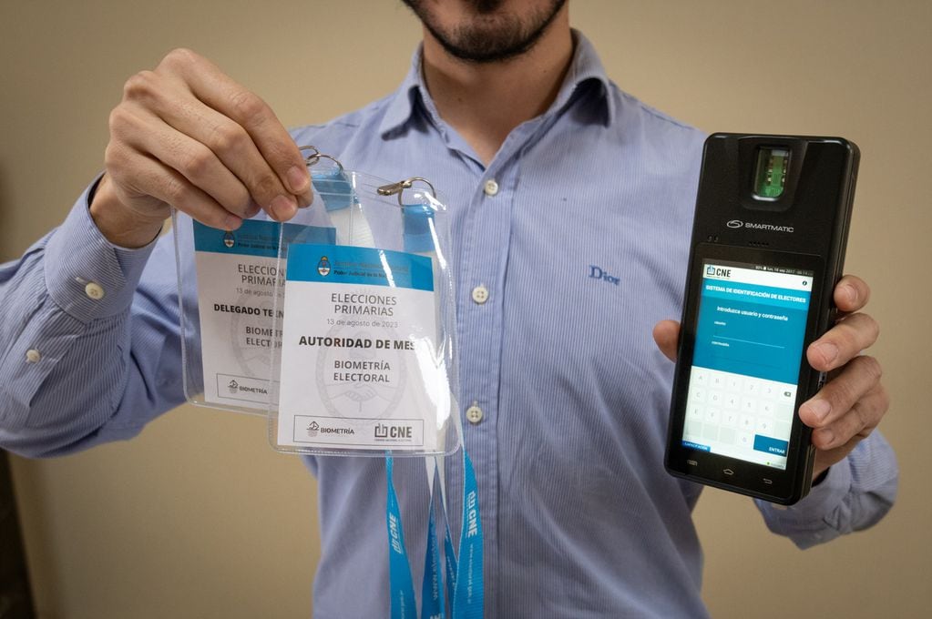 La Junta Nacional Electoral implementó un nuevo dispositivo Identificador biométrico para una prueba piloto que se realiza en la provincia. 

Foto: Ignacio Blanco / Los Andes