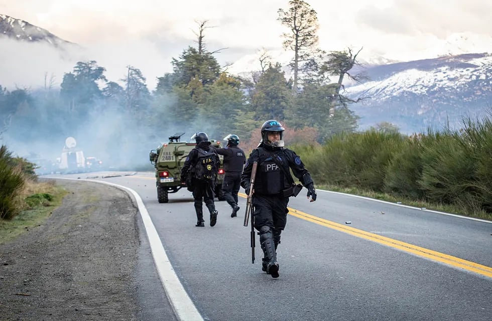 El operativo del Comando Unificado de fuerzas de seguridad en Villa Mascardi, a 35 kilómetros de Bariloche. Telam