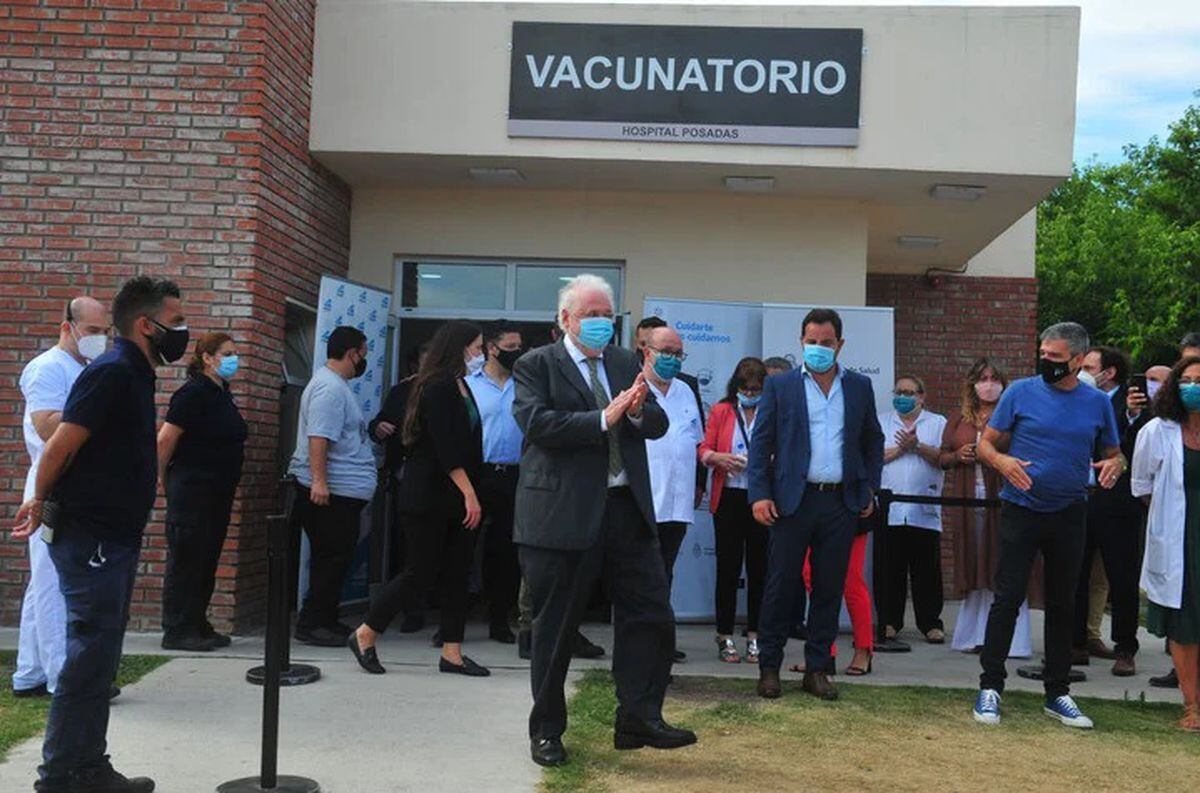 Ginés González García, en el vacunatorio del hospital Posadas.