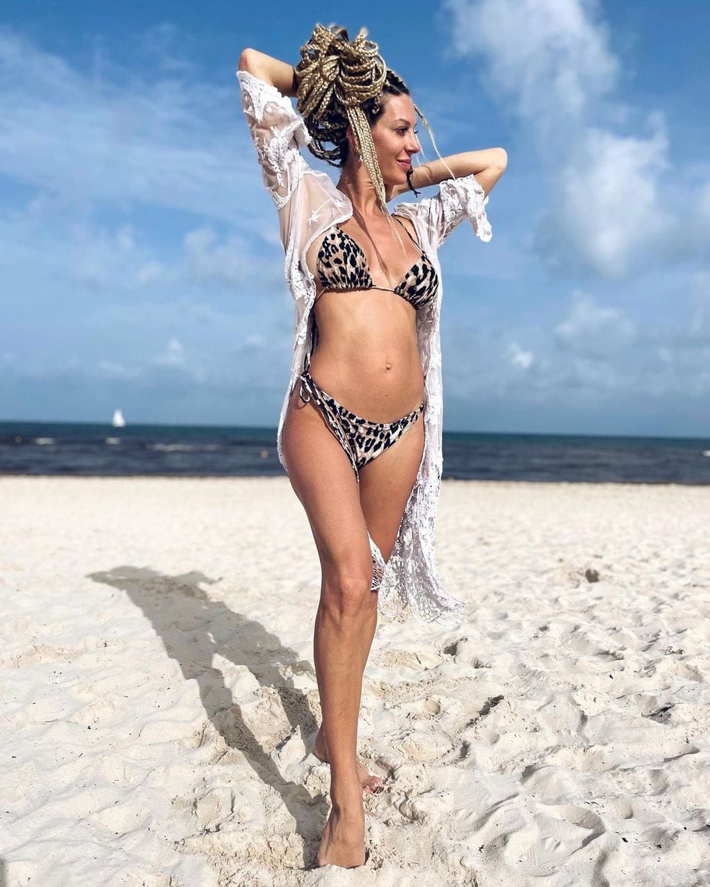 Noelia Marzol posó desde México con una bikini de leopardo.