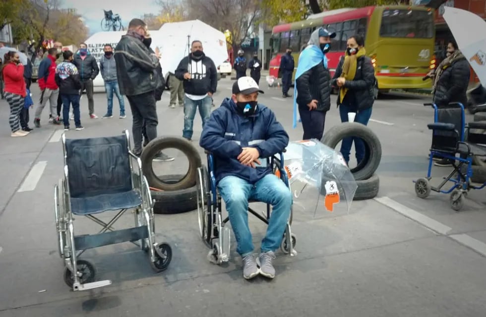 Transportistas de personas con discapacidad de Mendoza se movilizaron por el Acceso Este, el nudo vial y la puerta de OSEP. Foto: Orlando Pelichotti / Los Andes.