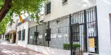 Desde octubre pasado, miles de personas visitan el consulado español en Ciudad, donde se entregan 50 turnos por día. | Foto: Mariana Villa / Los Andes
