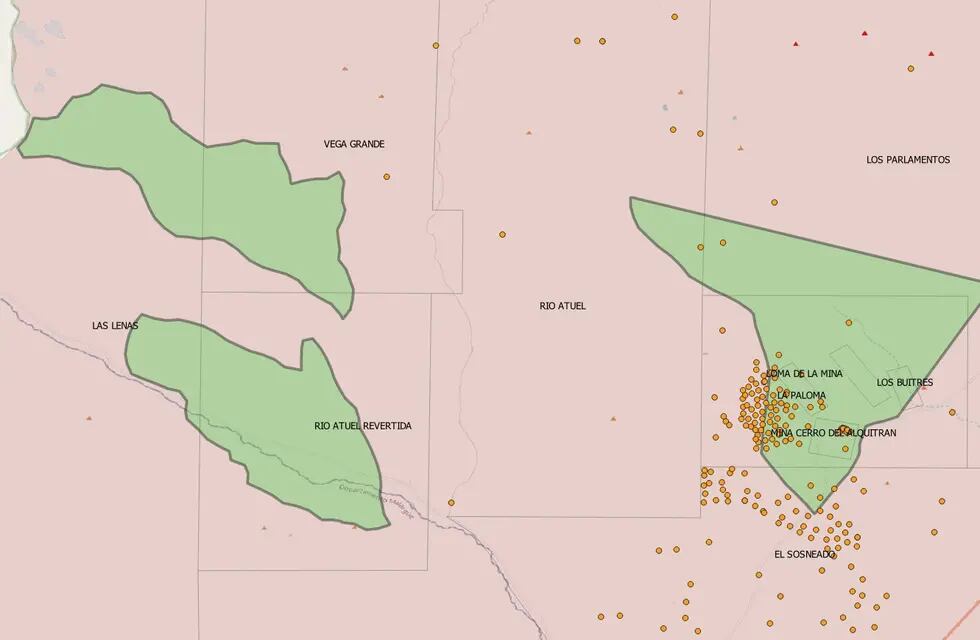 La Dirección de Hidrocarburos de la provincia cruzó las resoluciones nacionales con el mapeo de áreas concesionadas. Los pozos petroleros aparecen marcados con puntos anaranjados.