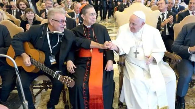 León Gieco cantó “Solo le pido a Dios” en el Vaticano frente al papa Francisco
