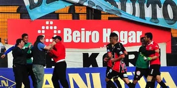 El partido no terminó por un enfrentamiento entre los jugadores de ambos equipos. En el Albo volvió “Pepe” Romero y fue con una goleada.