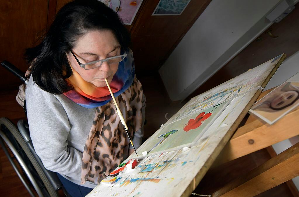 Silvia Adriana Favaro artista plástica que pinta con la boca porque tiene esclerosis múltipleFoto:  Orlando Pelichotti
