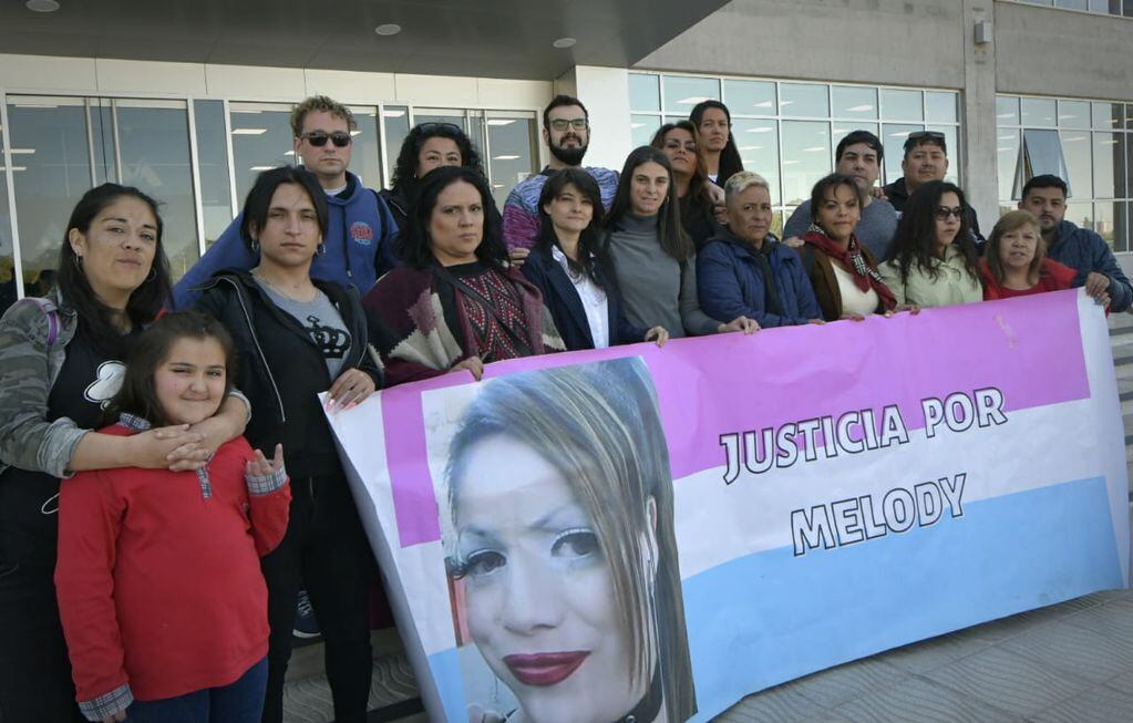 Familiares  y amigues de Melody, fueron a pedir justicia en el Polo Judicial. / Orlando Pelichotti, Los Andes.