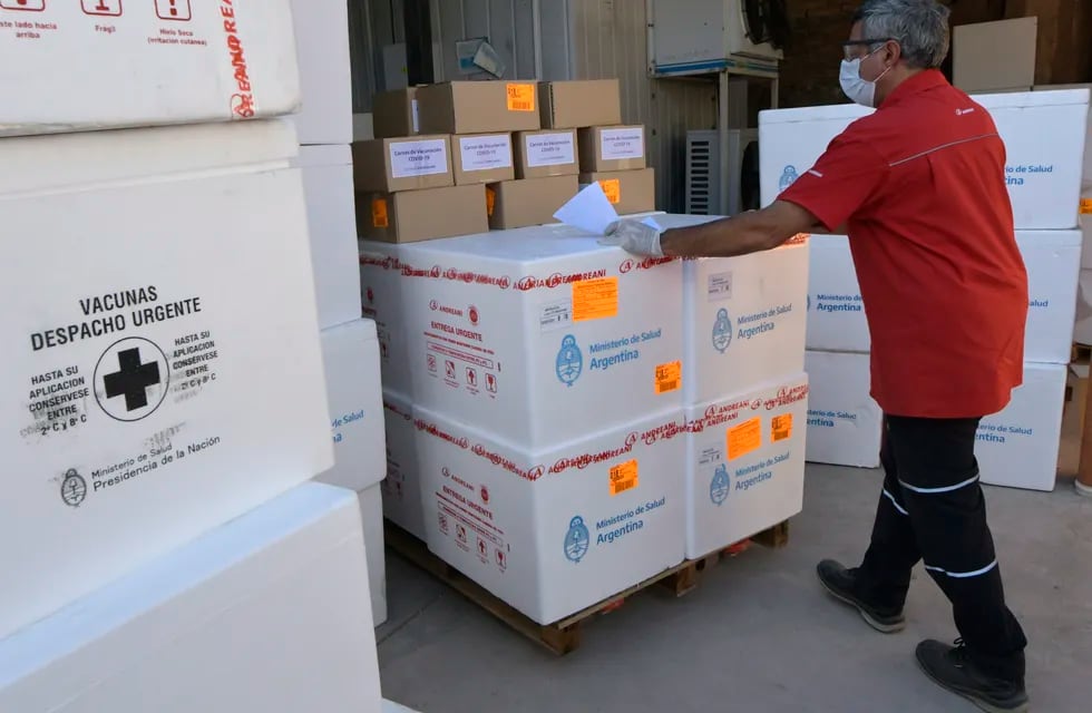 Este martes, 25 de mayo, llegarán a Mendoza 8.800 segundas dosis de la vacuna AstraZeneca. Se destinarán a quienes recibieron la primera dosis de la Covishield (es el mismo laboratorio). Foto: Orlando Pelichotti  / Los Andes