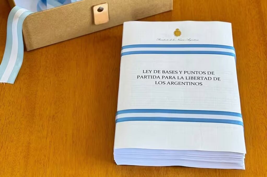 El texto del proyecto de la Ley Bases, tras recortes y retoques, sigue siendo voluminoso: contiene 240 artículos y 162 páginas. Foto: Gobierno Nacional.