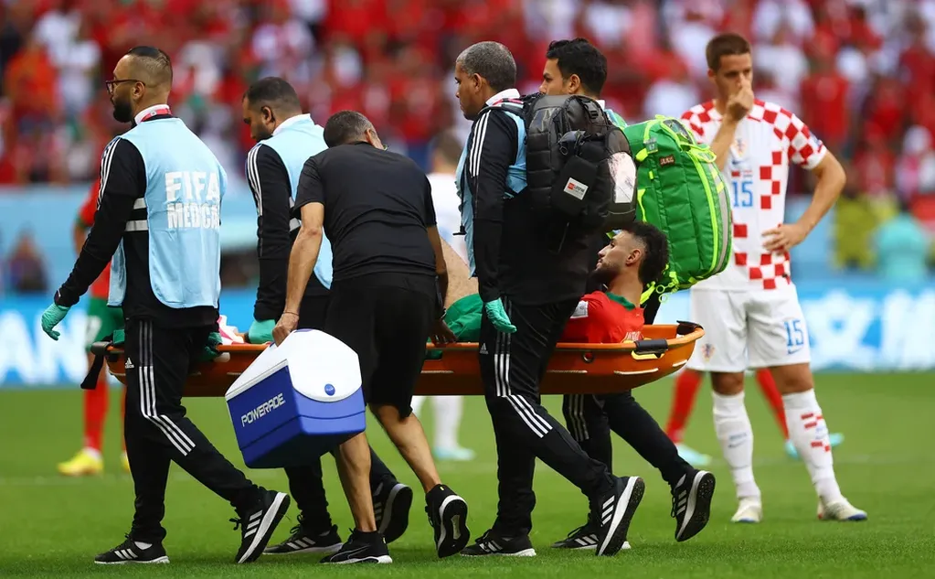 Mazraoui abandonó el encuentro por una lesión en la espalda