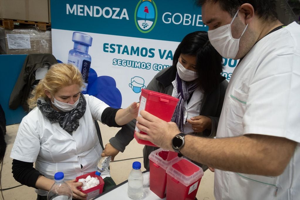 Mariana Vidal, Miguel Ángel Sosa y el resto de estudiantes de Enfermería que comenzaron como voluntarios durante la campaña de vacunación contra el Covid-19.
