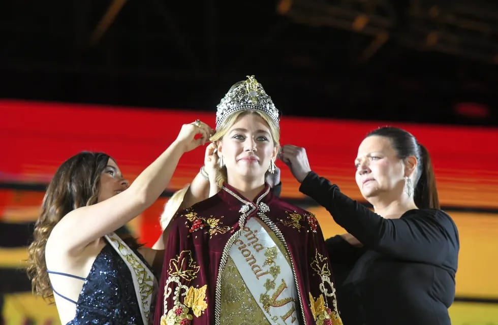 Agostina Saua representante de Ciudad de Mendoza, se coronó Reina Nacional de la Vendimia 2024 y lleva por primera vez la corona al departamento. Foto: Ignacio Blanco / Los Andes