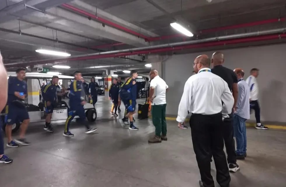 Jugadores de Boca ingresaron al estadio en carrito porque no pudo ingresar el micro. / Gentileza.