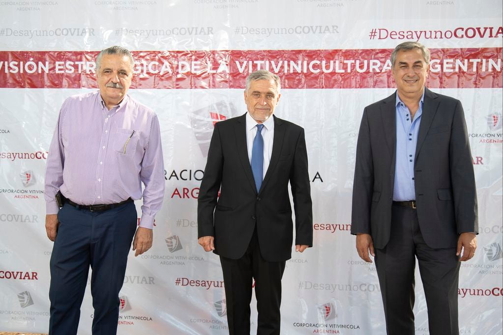 Eduardo Sancho, presidente de Fecovita, junto a José A. Zuccardi y el ministro de Economía y Energía de Mendoza, Enrique Vaquié.
