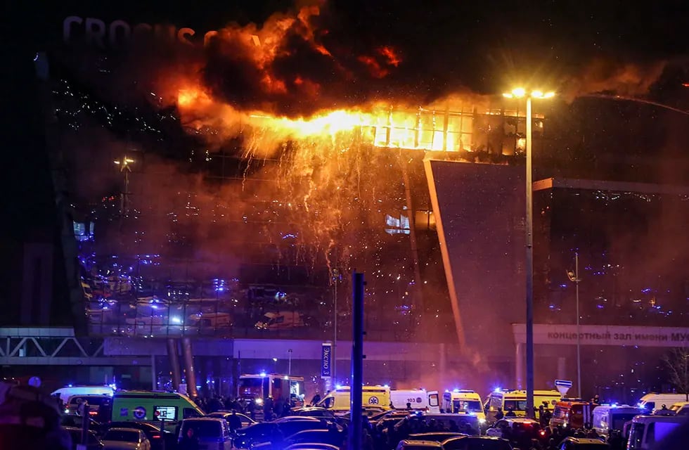Los bomberos tratan de extinguir las llamas tras el tiroteo en la sala de conciertos del Crocus City Hall en Krasnogorsk, a las afueras de Moscú, Rusia.