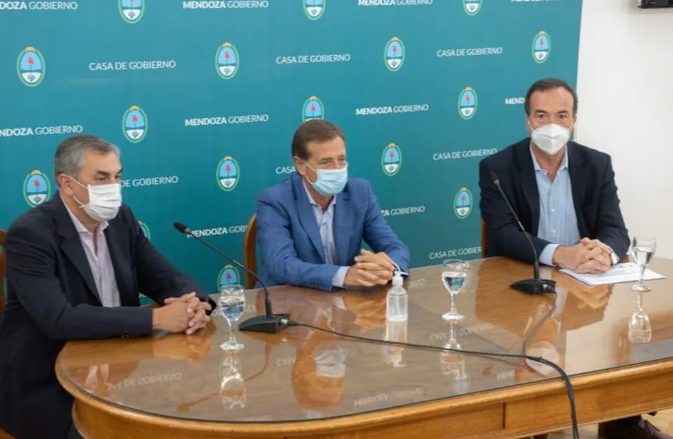 Gabriel Fidel (derecha) renunció como asesor de Ciencia Innovación y Tecnología del Ministerio de Economía.