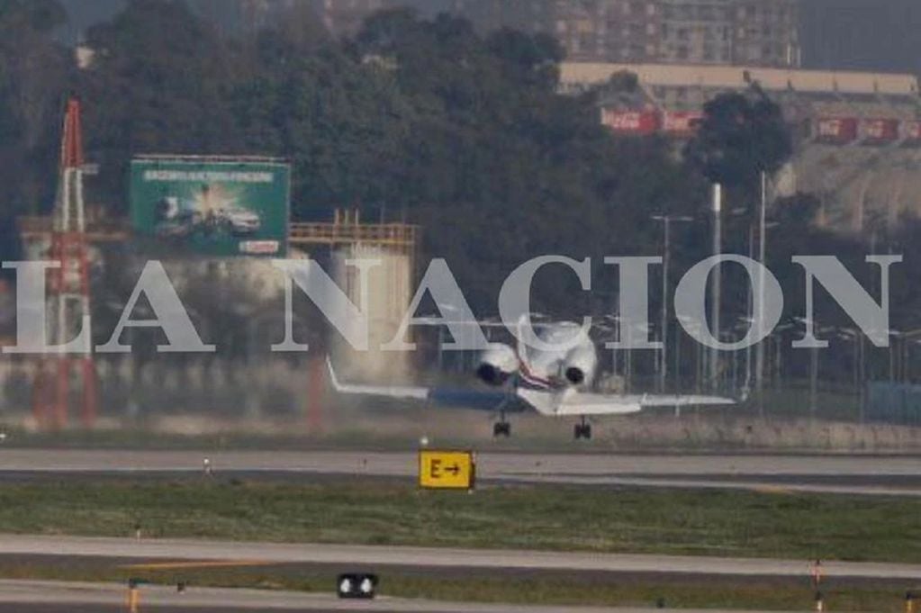 El despegue del avión con Manzur a bordo en Aeroparque - Gentileza / La Nación  