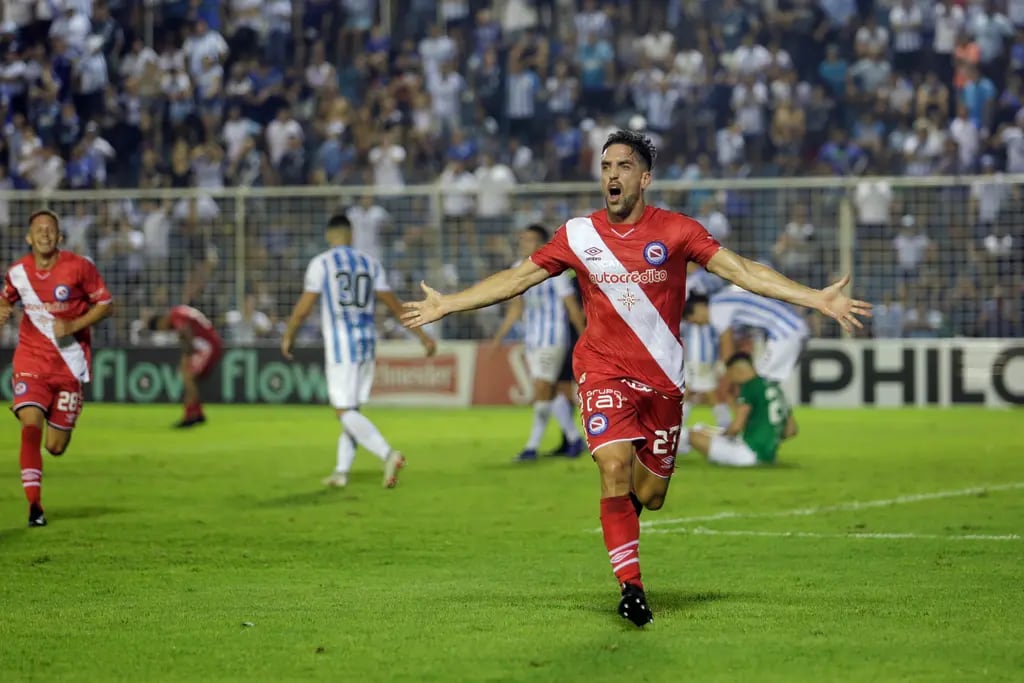 Los de La Paternal vencieron 2-0 en Tucumán y se pusieron a cuatro puntos de River, con un partido más.