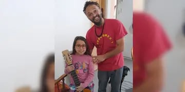 La nena que recibió la guitarra