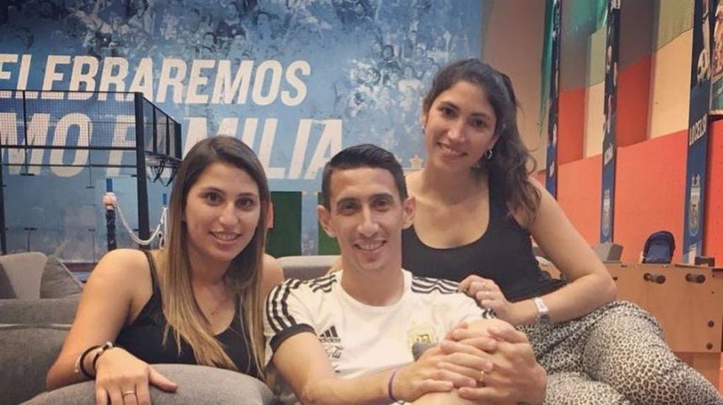 El jugador argentino tiene dos hermanas a las que apoya mucho.