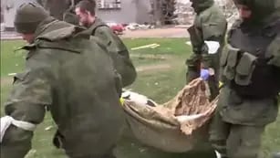 Soldados rusos levantan cadáveres en Ucrania